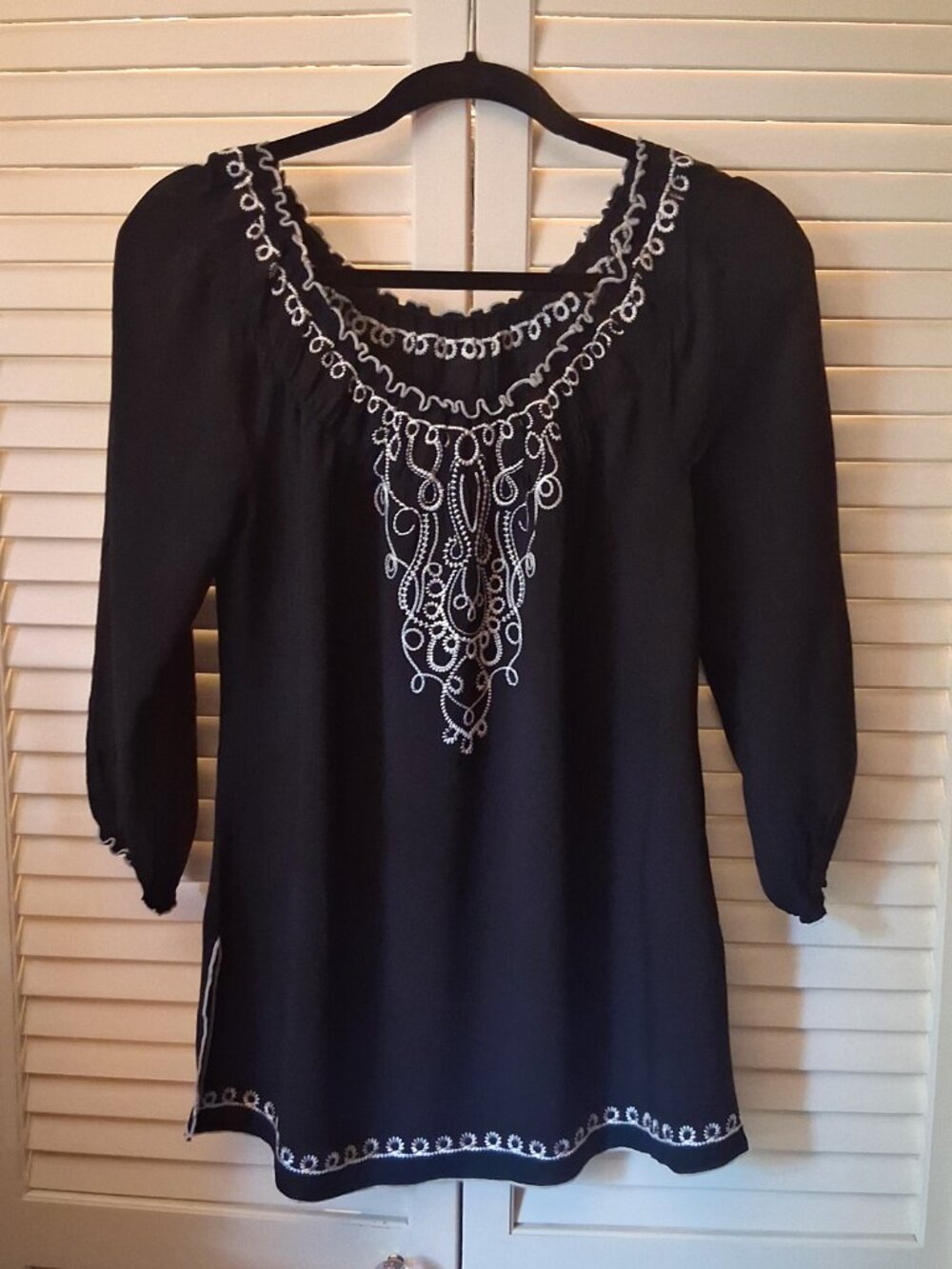 SUNNY LEIGH Black Embroidered Peasant Tunic Blouse – Size Medium